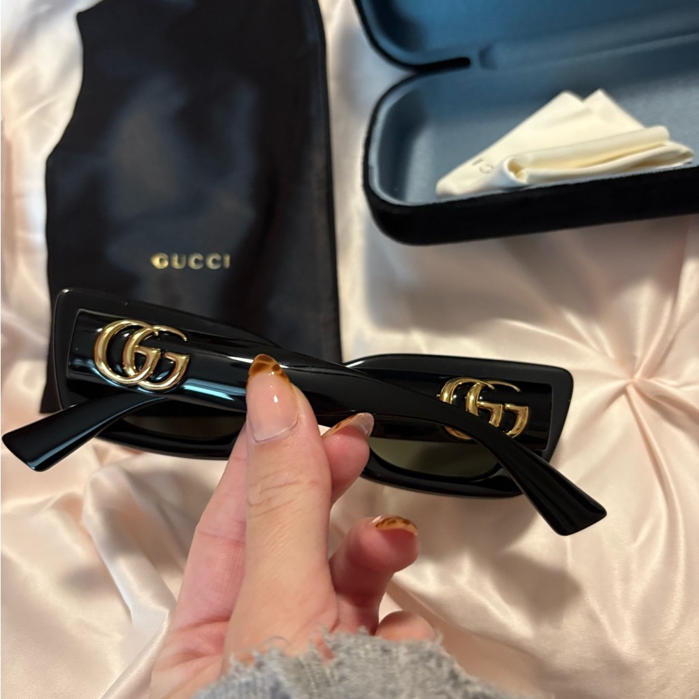 Gucci Black Rectangular Sunglasses - Picture 3 of 3